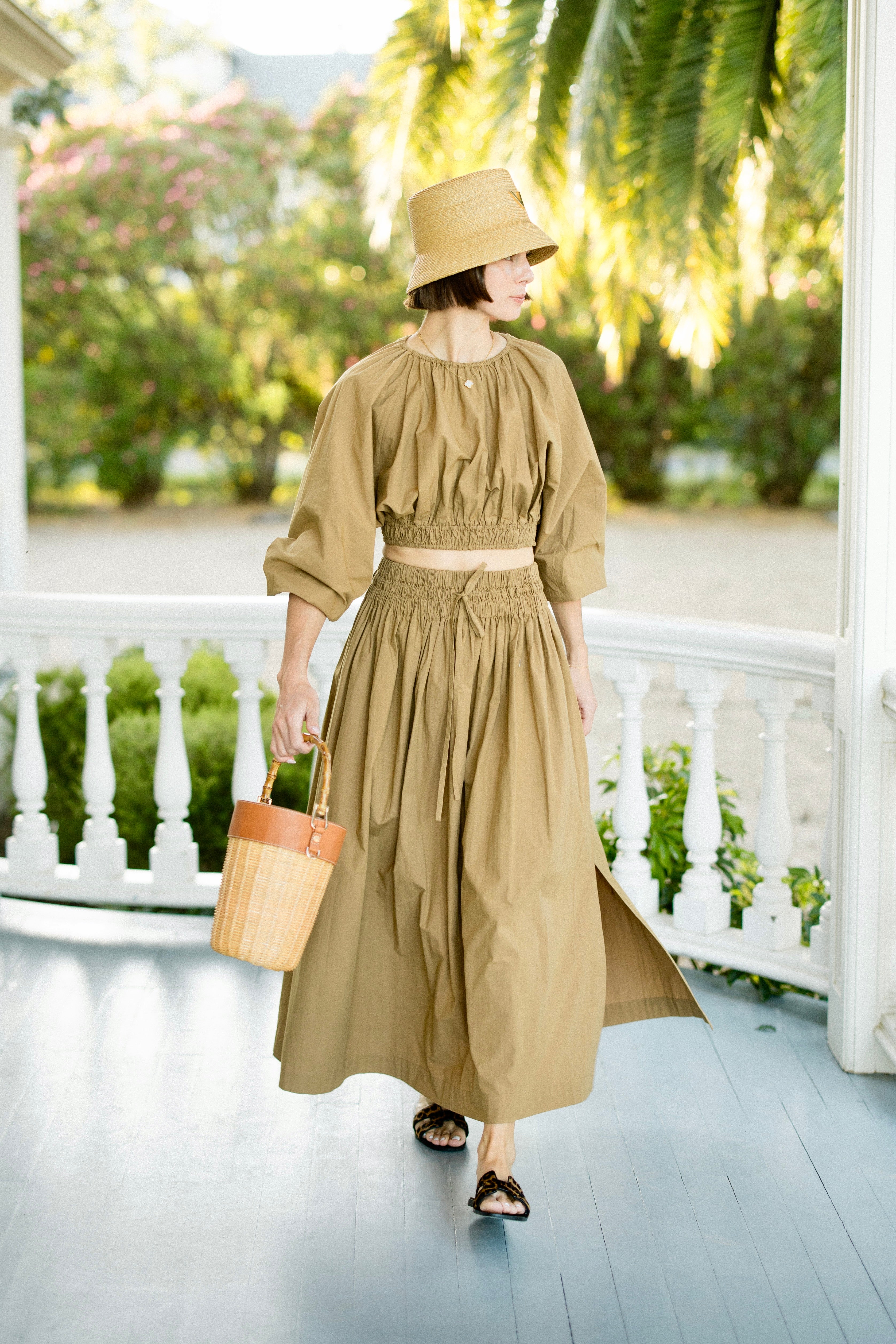 #color_Khaki